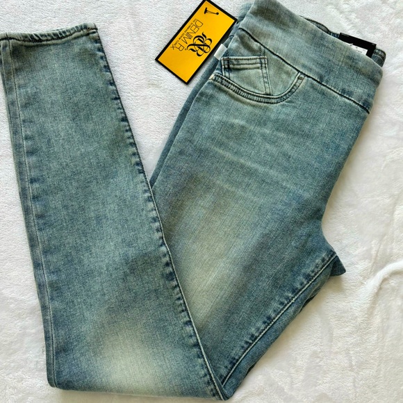 Rock & Republic Denim - ROCK & REPUBLIC Denim Rx Around Town Fever Mid Rise Jeggings--14L